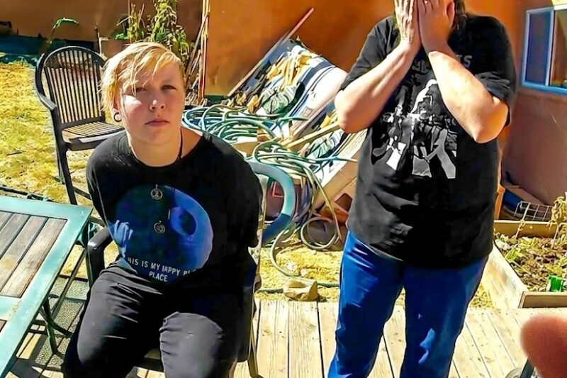 La mamma si rende conto che sua figlia ha appena decapitato qualcuno