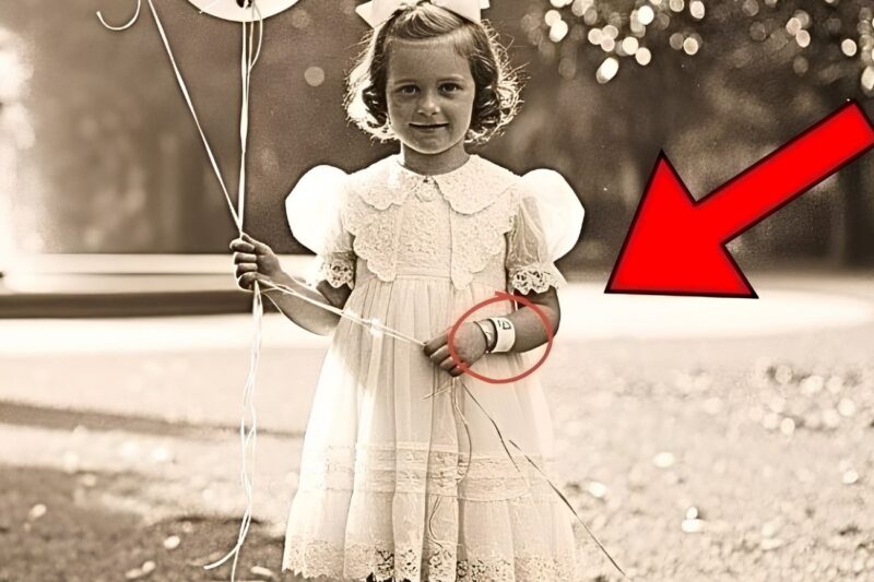 Questa foto del 1935 di una bambina con i palloncini sembrava felice, finché lo zoom non ha rivelato qualcosa di molto triste.