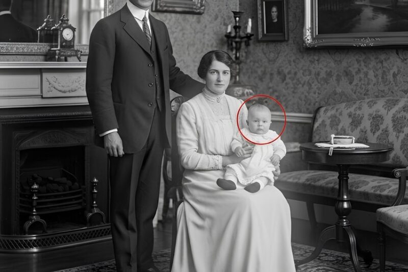 Questo ritratto di famiglia del 1903 sembra sereno, finché non si nota il dettaglio dello specchio.