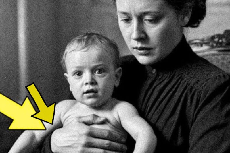 Nel 1901, la famiglia posa per una foto, finché non si rende conto che il bambino che tengono in braccio è già morto.
