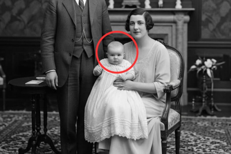 Questo ritratto di famiglia del 1903 sembra sereno… finché non si guarda cosa c’è nello specchio.