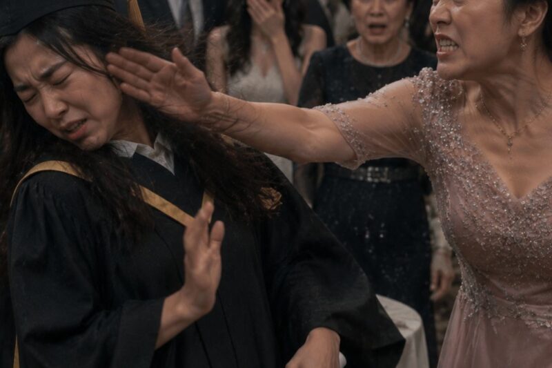 La mia matrigna mi ha dato uno schiaffo alla festa di laurea quando ho annunciato il mio fidanzamento: “Come osi…?”