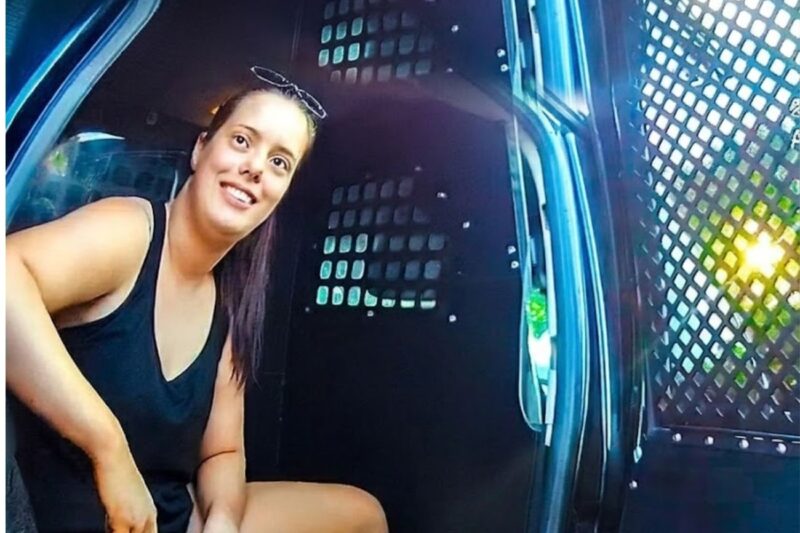 Una studentessa uccide la sua insegnante, convinta di poterla fare franca.