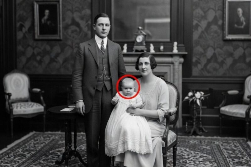 Ce portrait de famille de 1903 semble paisible — jusqu’à ce qu’on voie ce qui se cache dans le miroir.