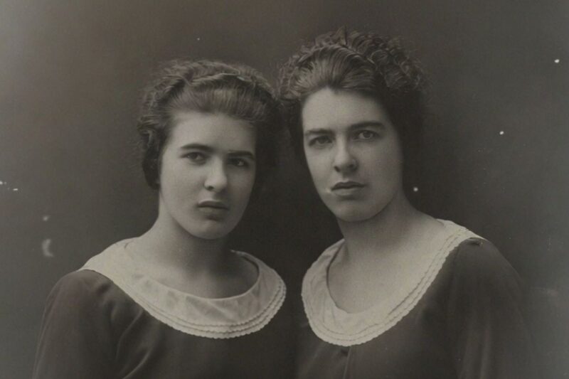 Cette photo de deux sœurs semble normale, mais elle cache un sombre secret.