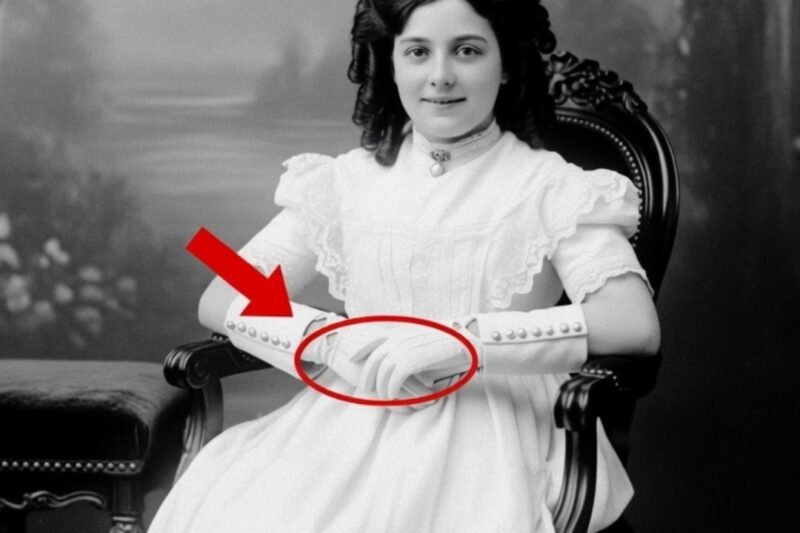 Une photo de studio de 1904 semble anodine, mais les mains de la jeune fille révèlent un détail effrayant.
