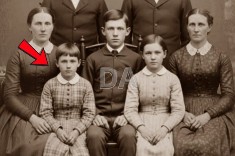 Questa sembra una normale foto di famiglia – l’unica foto che abbiano mai avuto… è stata scattata dopo la morte