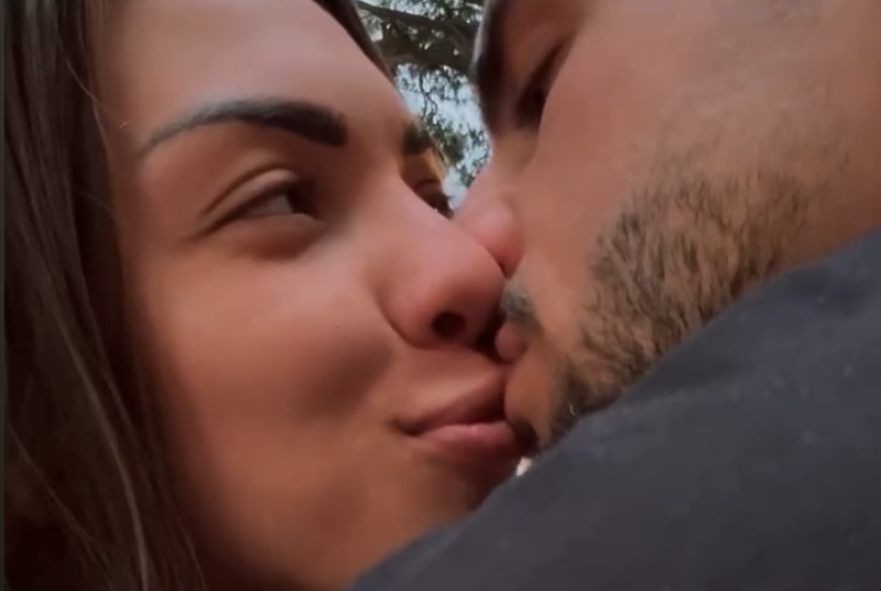 Gaia Vimercati, i baci bollenti sui social ufficializzano il nuovo fidanzato dopo il doloroso addio a Luca Bad: «Sono innamoratissima di Antonio, mi vengono ancora i brividi se penso a quanto si sia evoluto in così poco tempo il nostro amore»