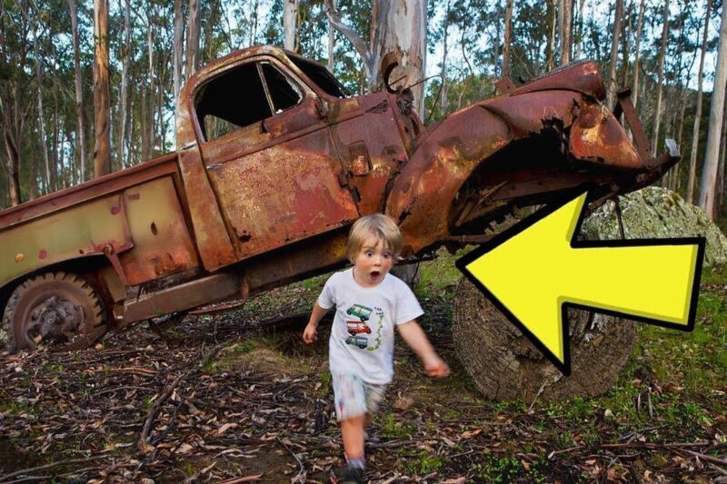 Un garçon de 6 ans trouve un vieux camion caché dans les bois. Lorsqu’il regarde à l’intérieur, il se met à pleurer.