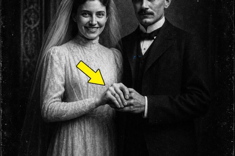 Questa foto di matrimonio del 1903 sembra innocente, ma la mano della sposa nasconde un segreto terrificante.