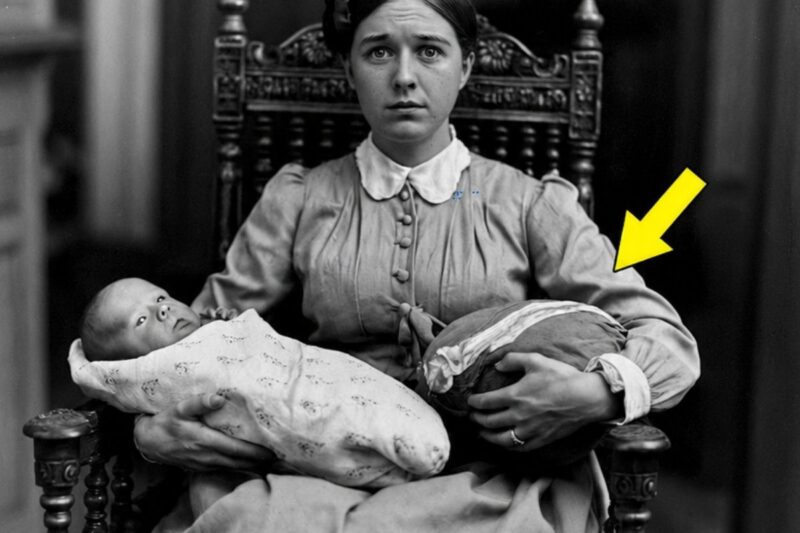 Nel 1906, una madre tiene in braccio il suo bambino, finché tutti non si immobilizzano alla vista di ciò che tiene tra le braccia.