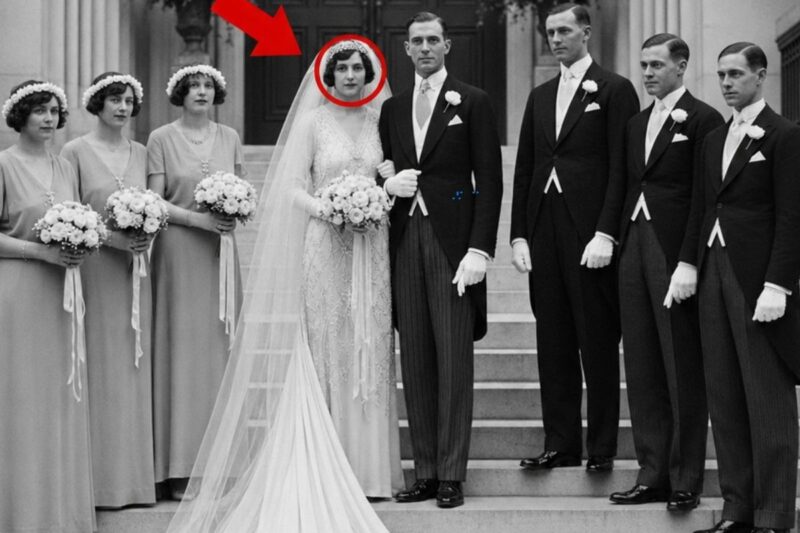 Questa foto di matrimonio del 1920 sembra gioiosa… finché non si vede l’espressione della sposa.