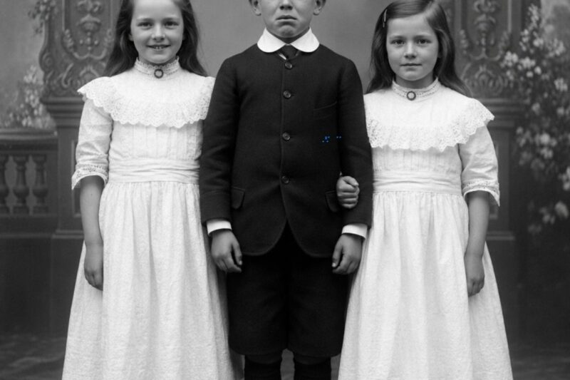 Una foto scattata in studio nel 1904 sembra gioiosa, ma il sorriso del fratello non corrisponde al colore dei suoi occhi.