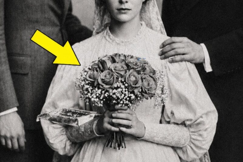 Questa foto del 1911 sembra ordinaria, finché il bouquet della sposa non rivela cosa nascondeva realmente.