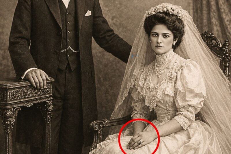 Scoperto un ritratto in studio del 1910: gli storici rimangono sbalorditi ingrandendo le dita della sposa.