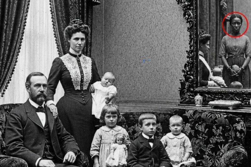 Questo ritratto del 1860 appare sereno, ma il riflesso dello schiavo nello specchio rivela una cruda verità.