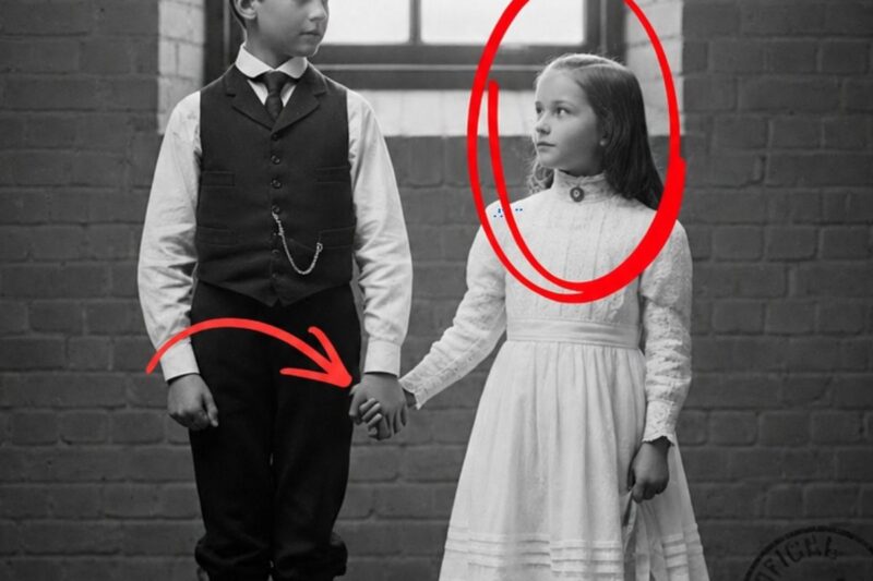 Foto del 1890: i fratelli che si tengono per mano sembravano dolci, finché il restauro non ha rivelato il peggio.