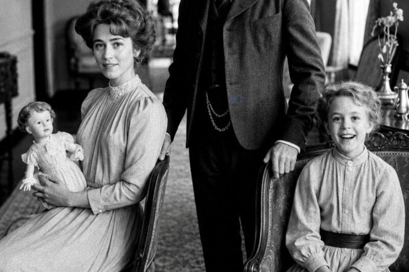 Nel 1907, un ritratto di famiglia appariva allegro, finché lo sguardo del padre non rivelò l’impossibile